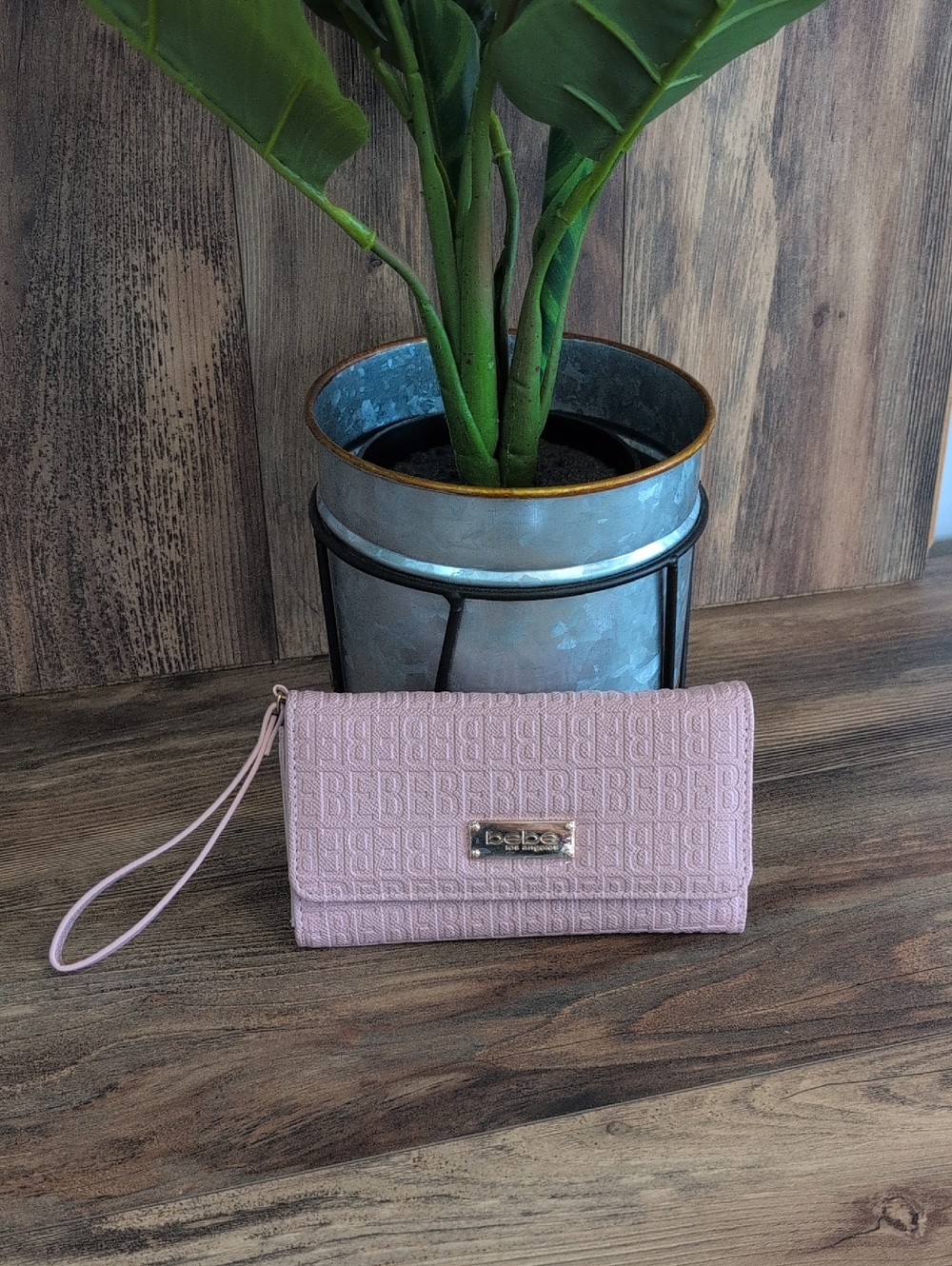 bebe Light Pink Logo Textured Wristlet Wallet NWOT    M449